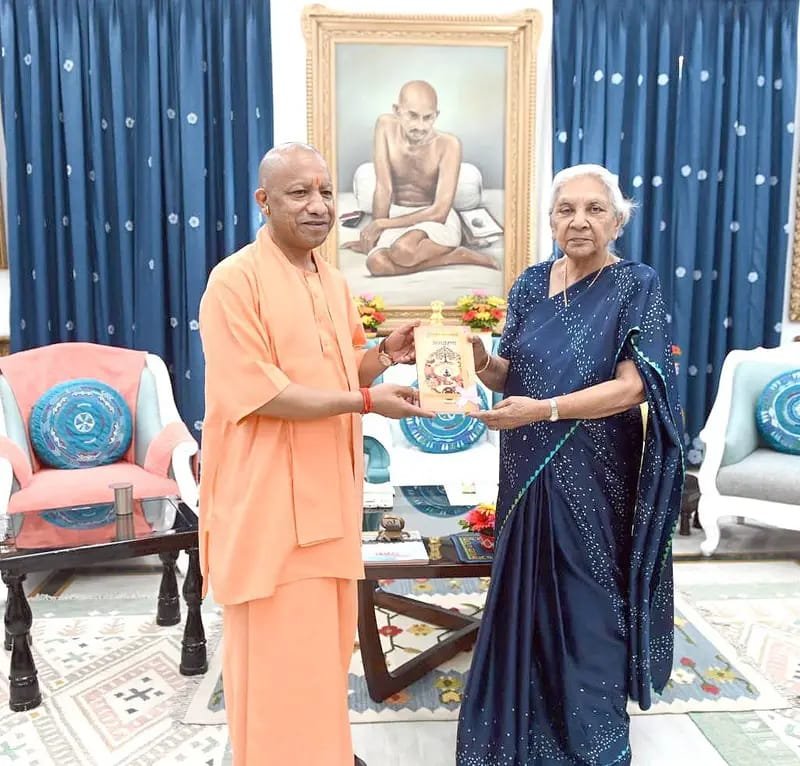 उत्तर प्रदेश में संभावित मंत्रिमंडल विस्तार की चर्चाओं के बीच मुख्यमंत्री योगी आदित्यनाथ ने शनिवार को राज्यपाल आनंदीबेन पटेल से राजभवन में मुलाकात की। करीब आधे घंटे चली इस बैठक के बाद प्रदेश की सियासत में मंत्रिमंडल विस्तार को लेकर अटकलें तेज हो गई हैं