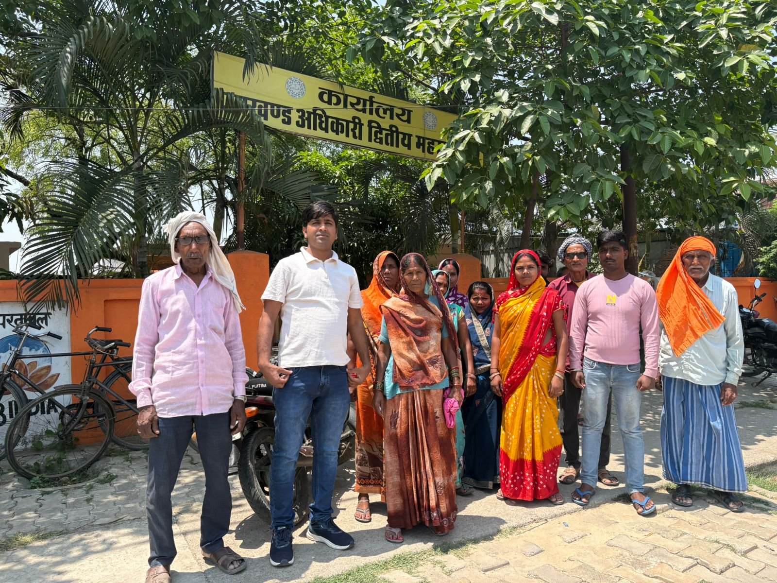 लकड़ी-बांस के सहारे दौड़ रही बिजली लाइन, ग्रामीणों ने एसडीओ से लगाई गुहार