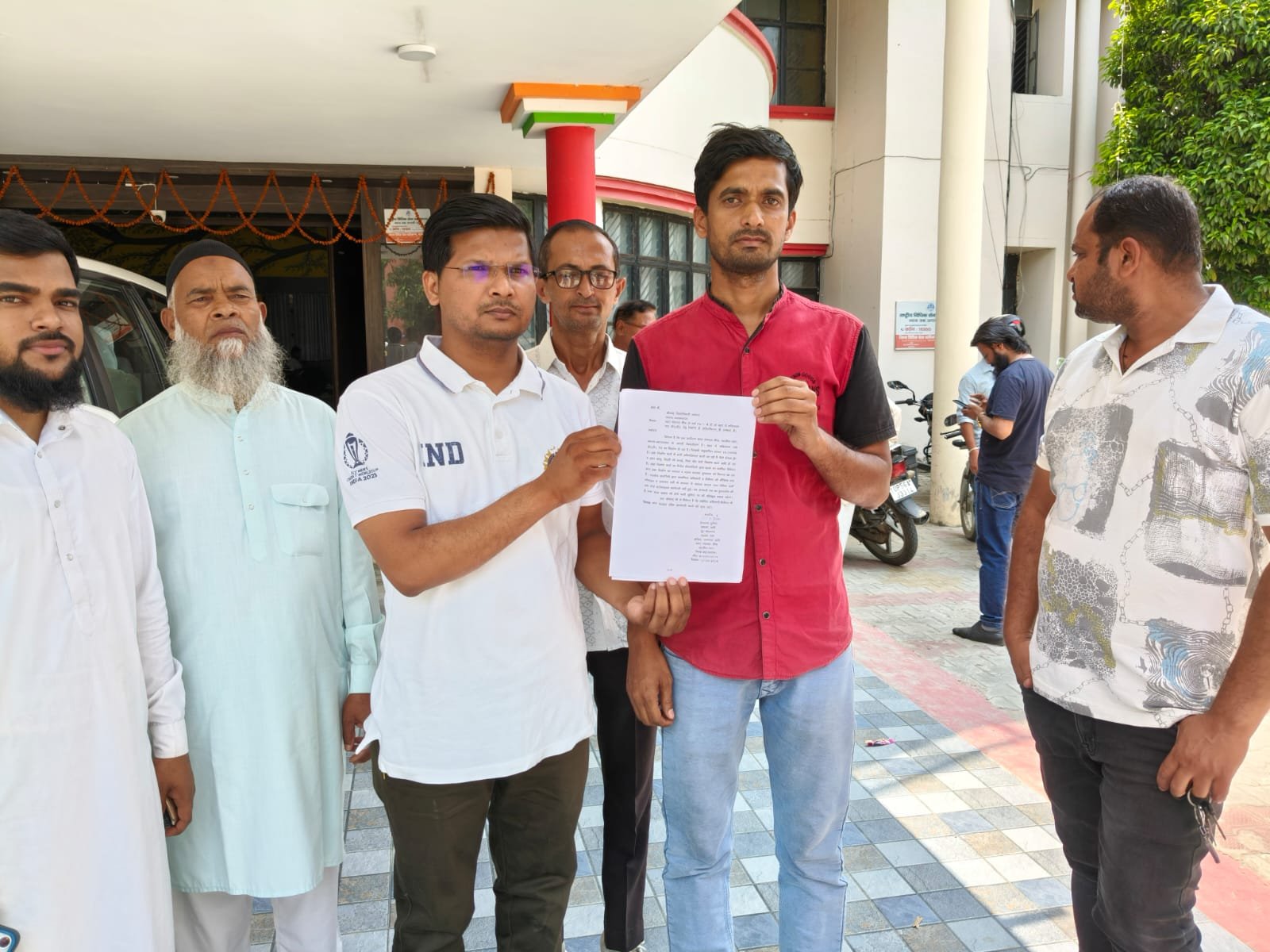 38 लाख की सड़क में खेल! कब्रिस्तान मार्ग निर्माण में धांधली का आरोप, डीएम से जांच की मांग