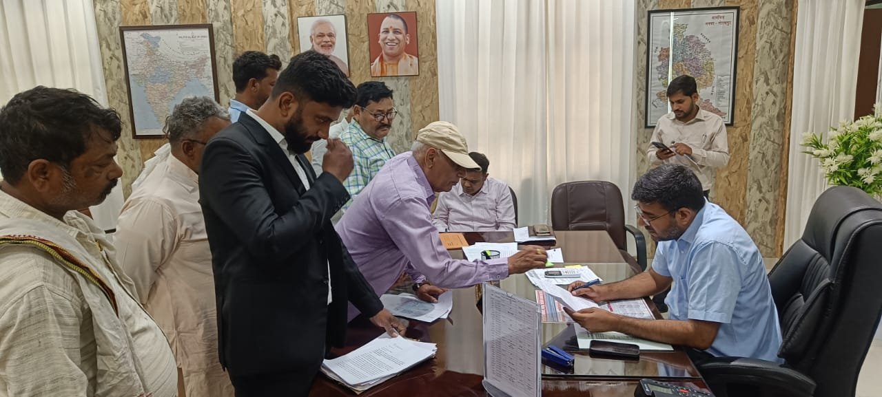 डीएम ने सुनी फरियादियों की समस्याएं, अधिकारियों को फोन कर कराया त्वरित निस्तारण का निर्देश