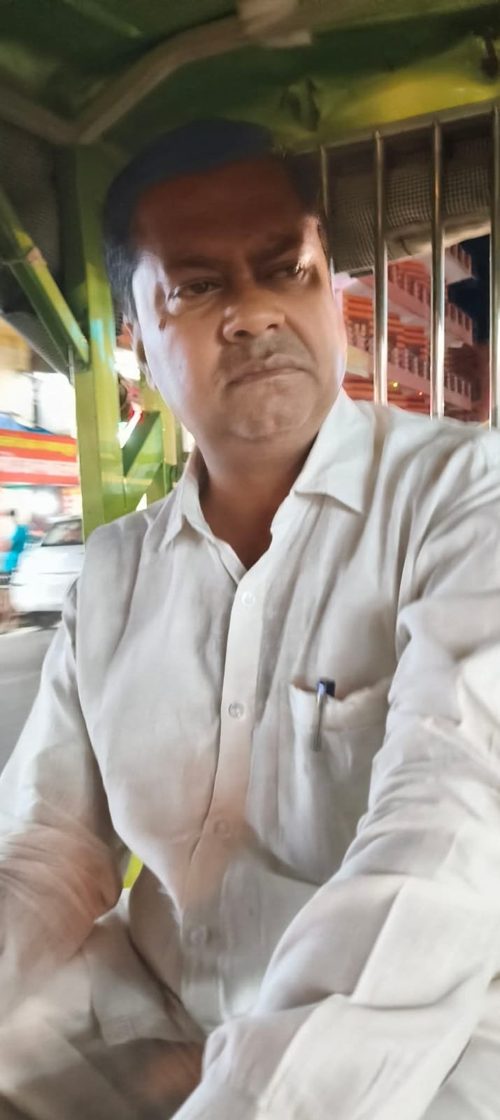 ई-रिक्शा (टुकटुक) से सफर….!!देश हित में लिए गए हर निर्णय का समर्थन: निर्भय सिंह।