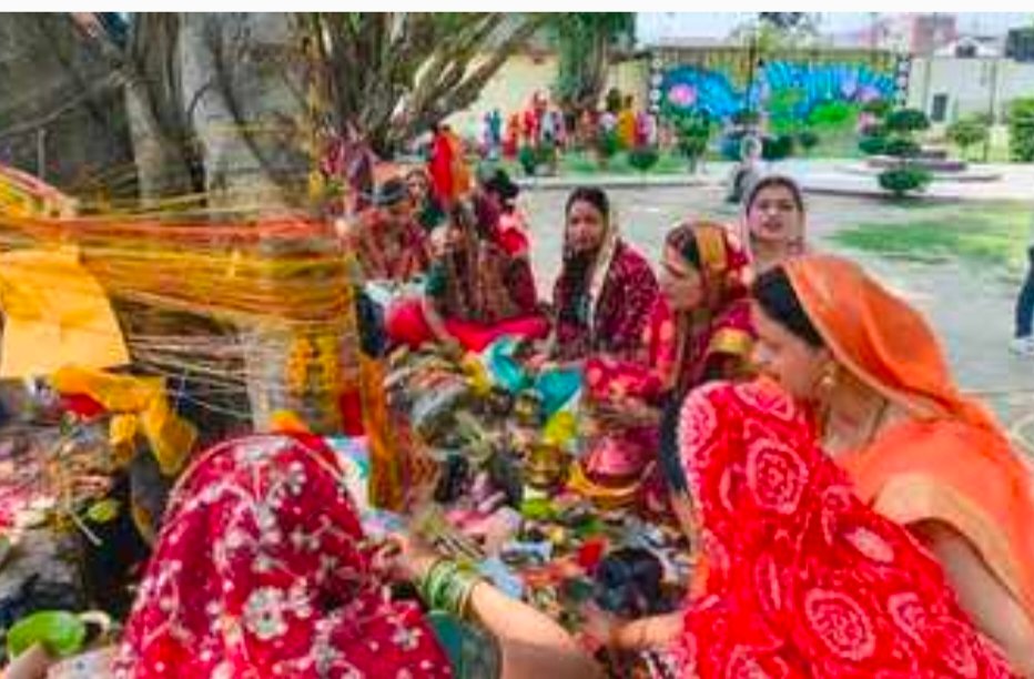 महराजगंज में वट सावित्री व्रत की रही धूम, सुहागिन महिलाओं ने की पति की लंबी उम्र की कामना