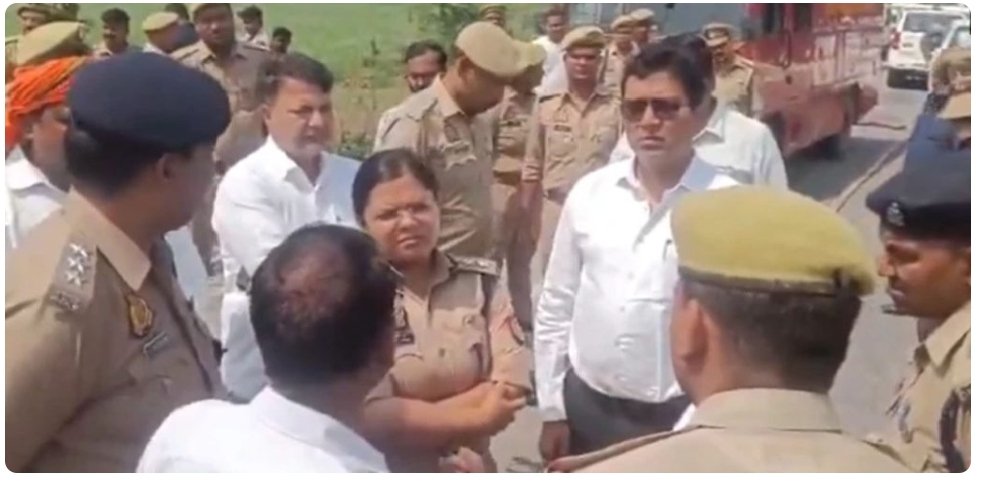 उत्तर प्रदेश के लखीमपुर खीरी में ट्रक और वैन की टक्कर में 10 लोगों की मौत हो गई