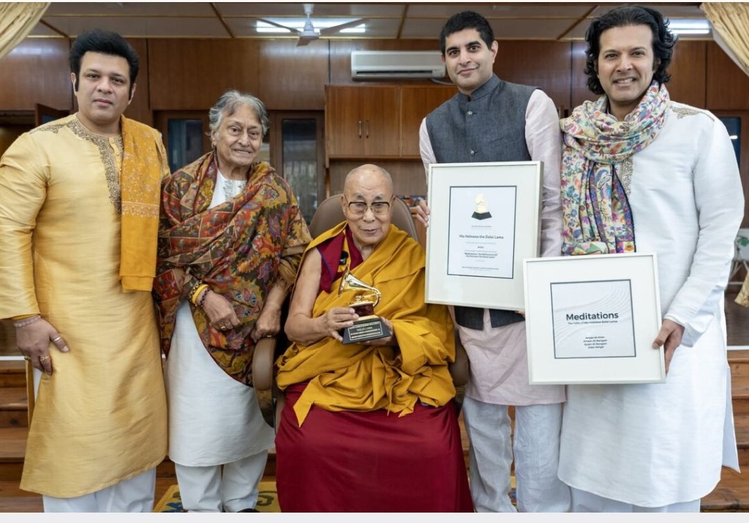 परमपावन दलाई लामा को धर्मशाला में औपचारिक रूप से ग्रैमी पुरस्कार प्राप्त हुआ