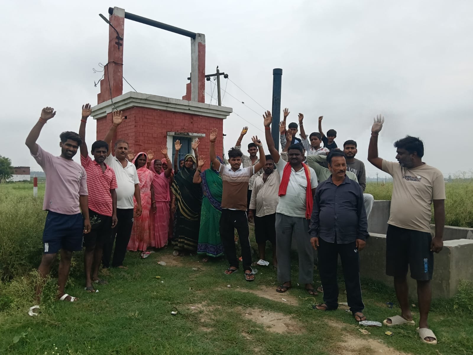 ट्यूबल पाइप खराब होने से धान की रोपाई ठप, किसानों का प्रदर्शन