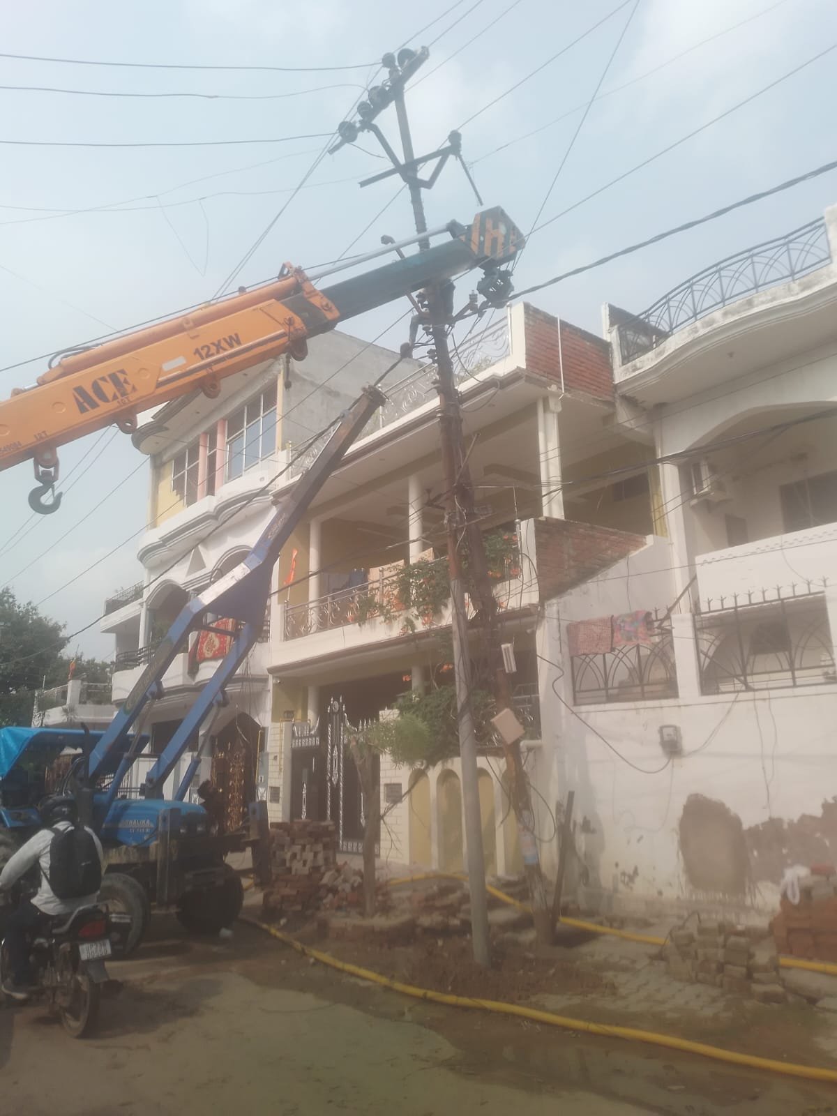 बिजली कटौती से इंदिरा नगर बेहाल, उमस भरी गर्मी में लोगों का फूटा गुस्सा