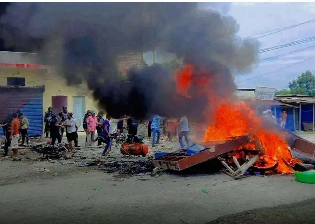 इटाहारी से कोशी बराज तक राजमार्ग अवरुद्ध: सुनसारी जिला में सड़क पर हिंदू मुस्लिम समुदाय
