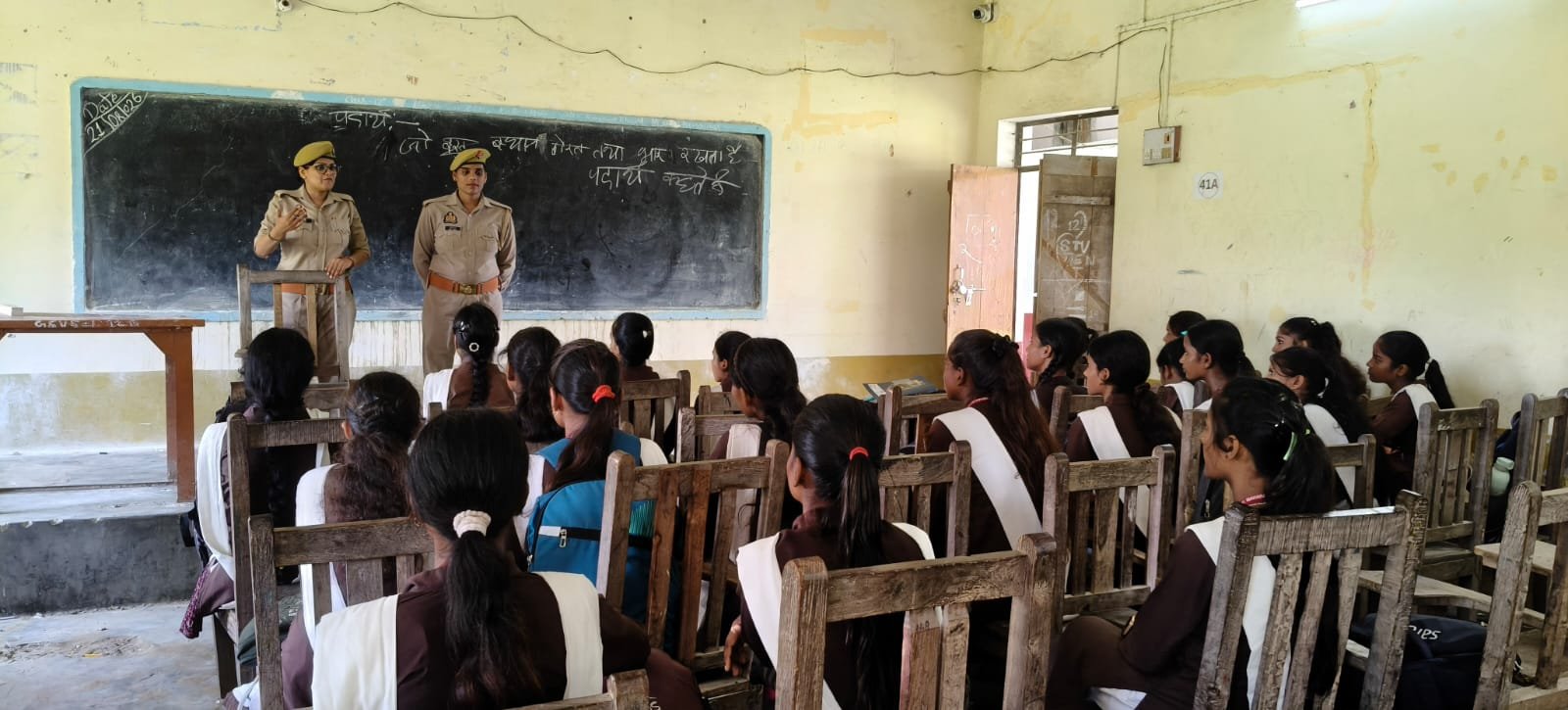 मिशन शक्ति 5.0 अभियान के तहत थाना कोतवाली पुलिस/एंटी रोमियो टीम द्वारा बालिकाओं व छात्राओं को किया गया जागरूक