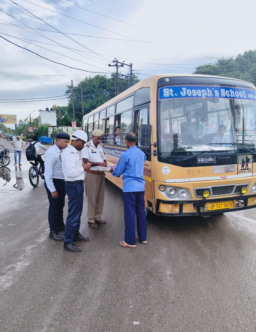 छात्र-छात्राओं की सुरक्षा के दृष्टिगत महराजगंज यातायात पुलिस का विशेष चेकिंग अभियान; नियम विरुद्ध वाहनों पर की गई कार्यवाही