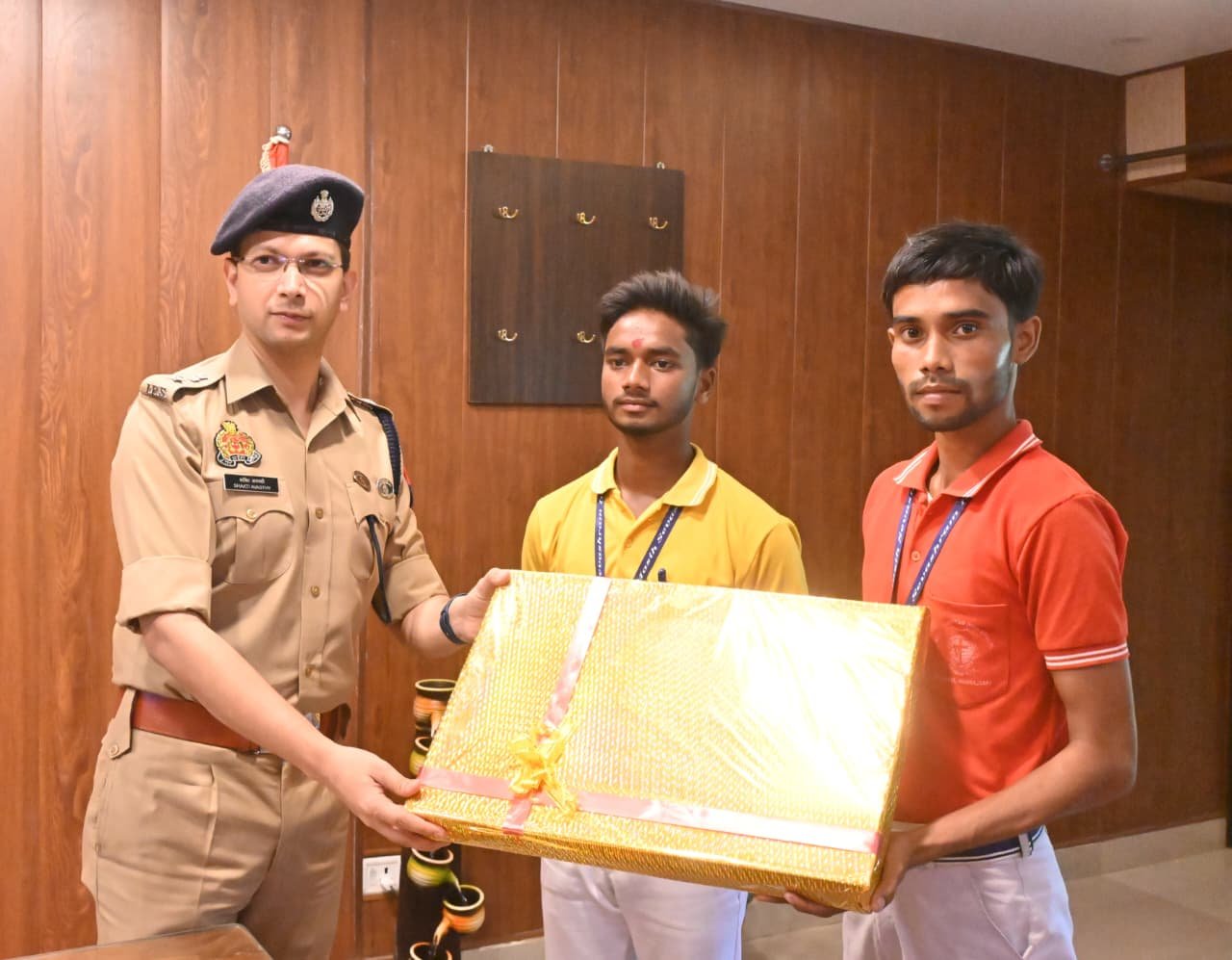 नहर में कूदी महिला की जान बचाने वाले दो बहादुर छात्रों को पुलिस अधीक्षक शक्ति मोहन अवस्थी ने प्रशस्ति पत्र देकर किया सम्मानित