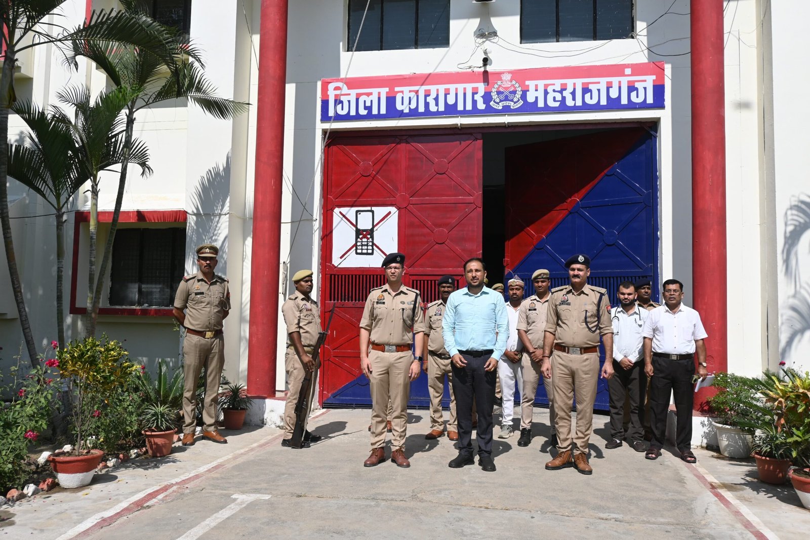 जिलाधिकारी एवं पुलिस अधीक्षक ने जिला कारागार महराजगंज का किया आकस्मिक निरीक्षण